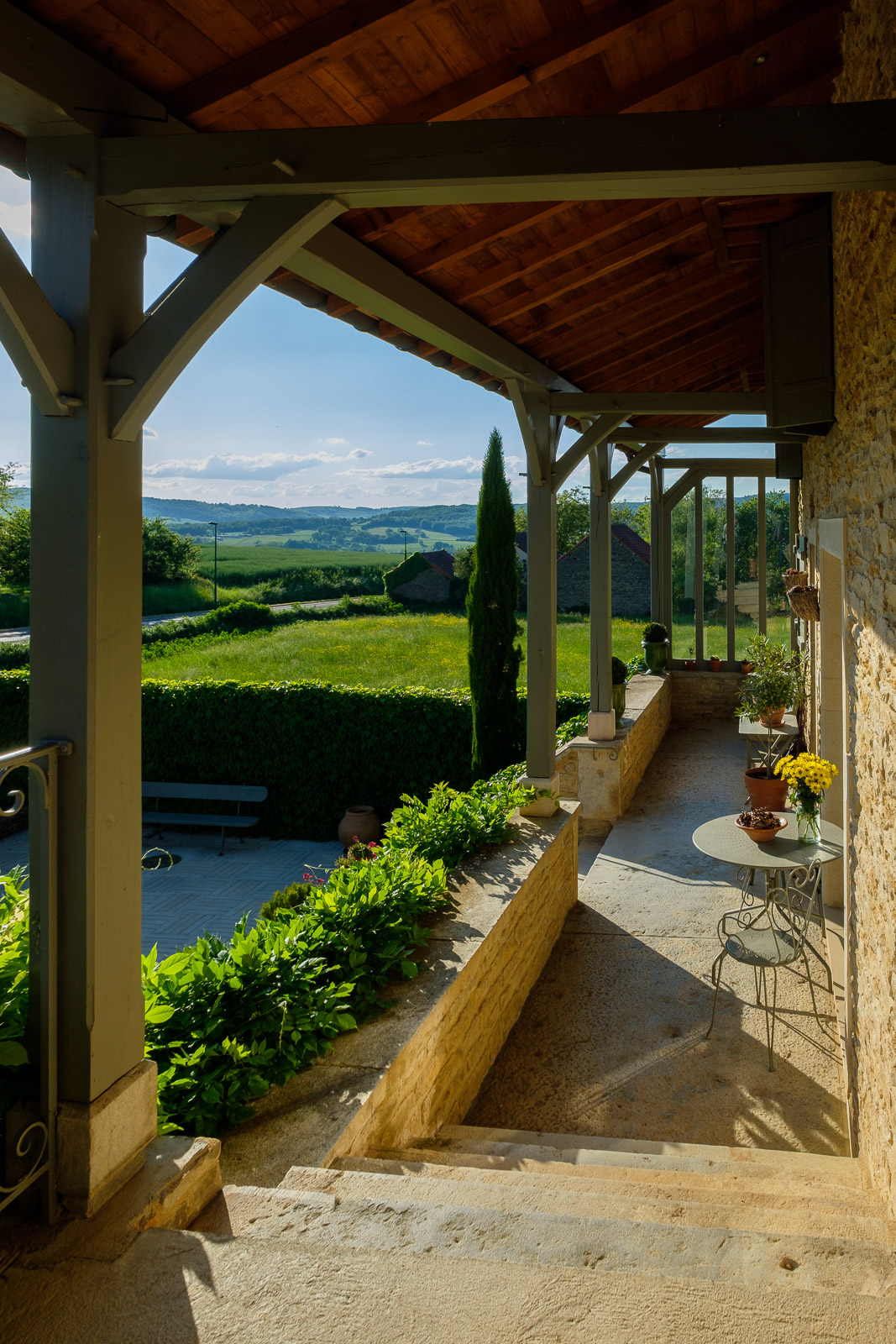 Galerie couverte en pierre avec vue dégagée sur les paysages vallonnés de Bourgogne du Sud à Bissy-sur-Fley