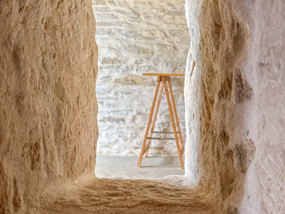 Ouverture ancienne en pierre dans une maison rénovée de Bourgogne du Sud