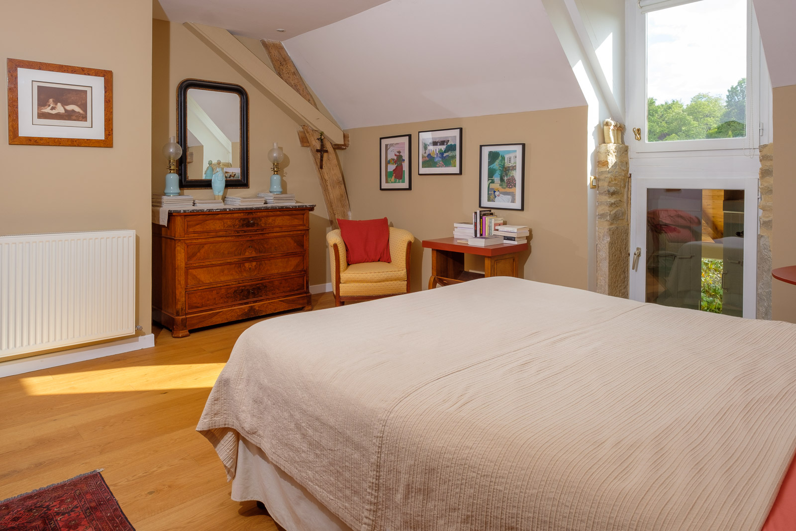 Chambre rénovée avec parquet chêne, poutres apparentes et lumière naturelle dans une maison de caractère en Bourgogne du Sud proche gare TGV