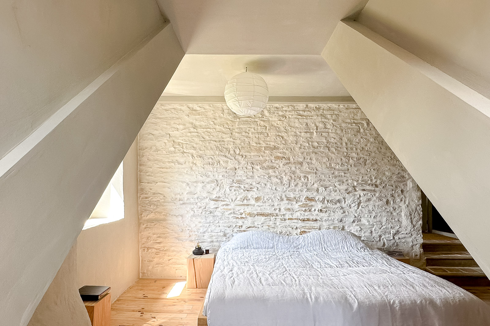 Chambre sous pente avec pierre apparente dans une maison ancienne rénovée proche de Cluny