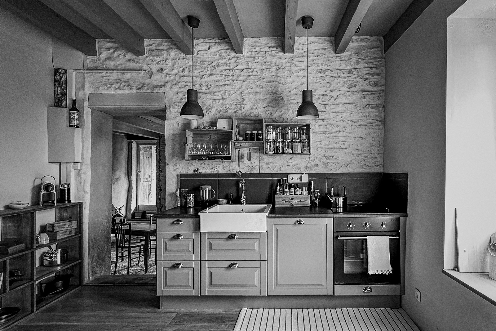 Cuisine rénovée dans une maison ancienne en pierre en Bourgogn Cuisine rénovée avec poutres apparentes et murs anciens dans une maison de caractère proche de Cluny