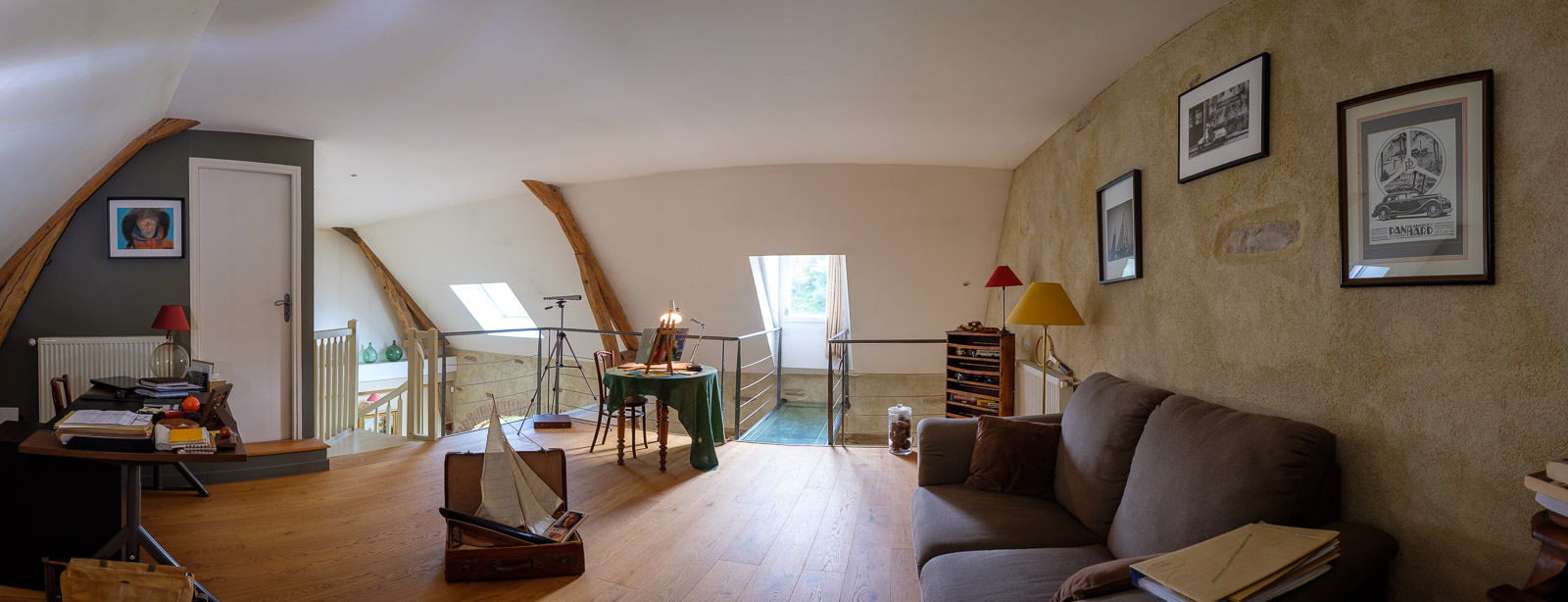 Mezzanine aménagée en espace bureau sous charpente apparente dans une maison en pierre rénovée à Bissy-sur-Fley