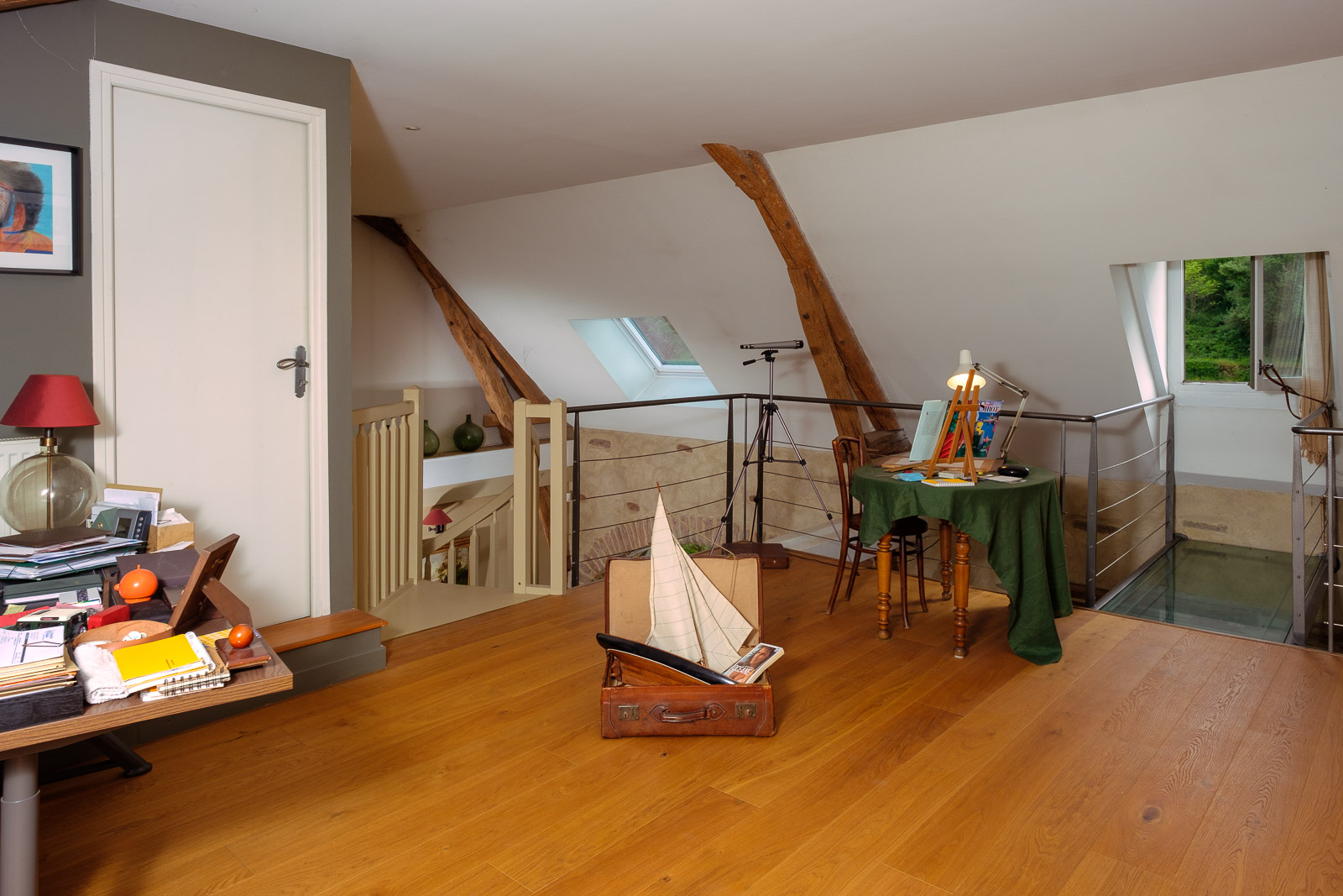 Mezzanine avec espace bureau dans propriété de caractère rénovée proche Paris