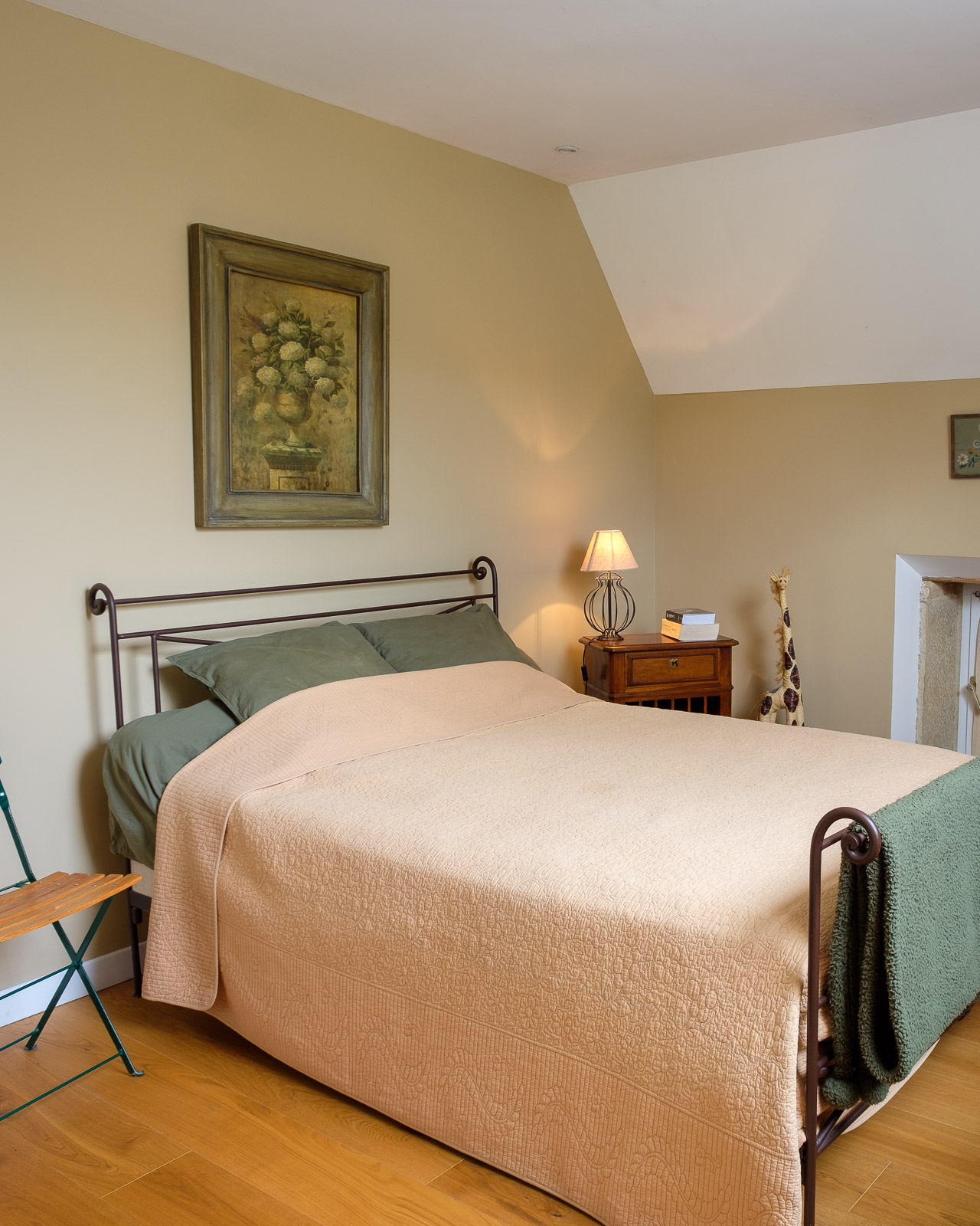 Chambre rénovée avec parquet chêne dans maison bourguignonne de caractère
