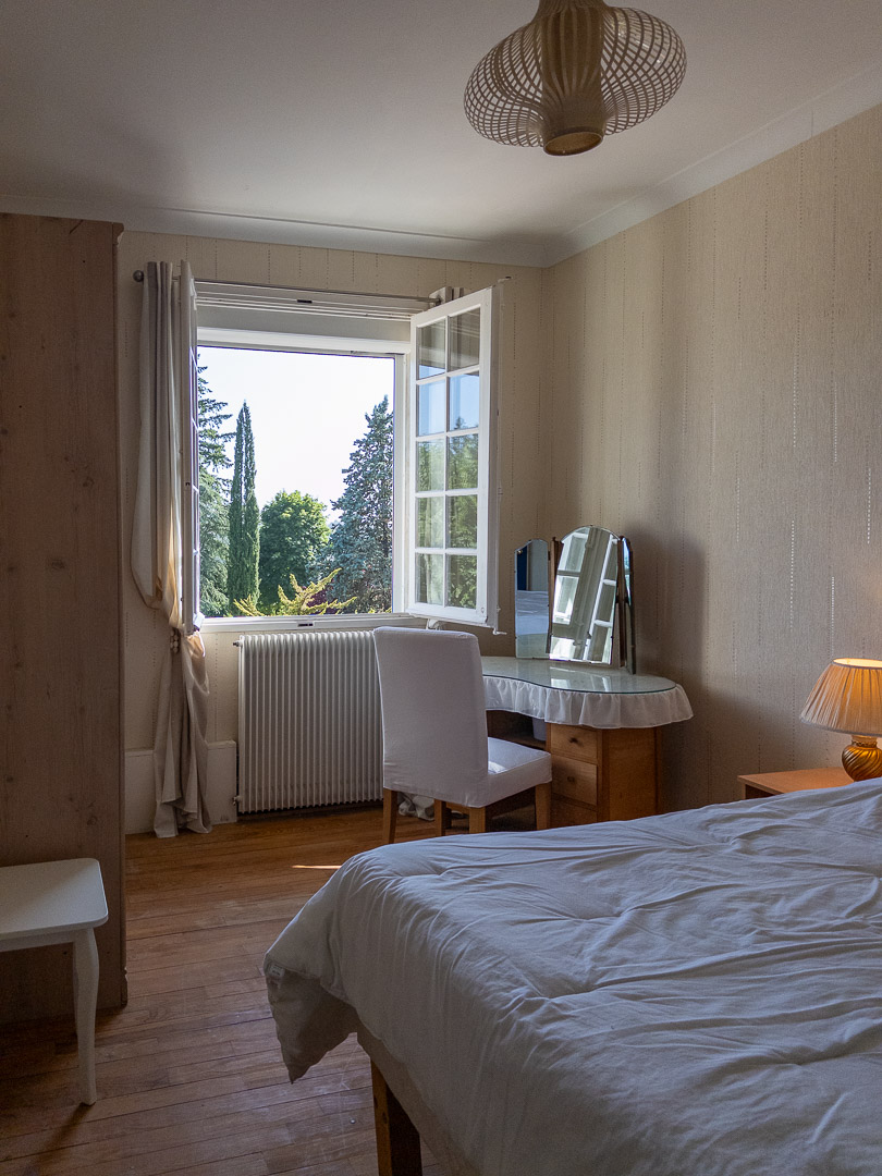 Chambre avec vue sur le jardin dans une propriété près de Charolles.