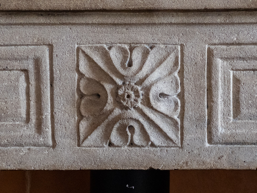 Décor sculpté d'une cheminée en pierre dans une propriété de caractère.
