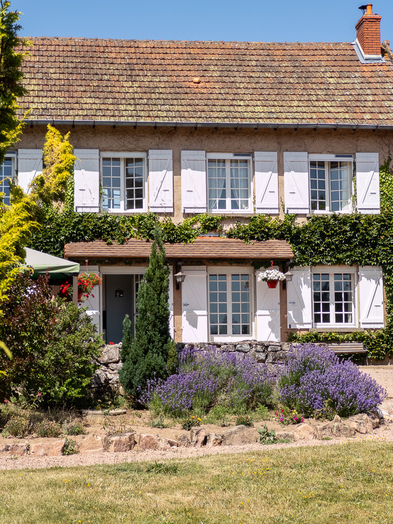 Façade d'une maison familiale avec jardin paysager près de Charolles.