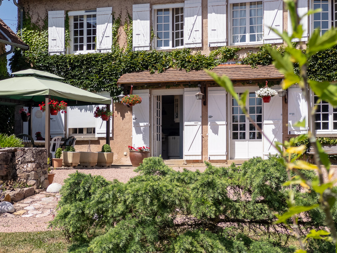 Façade de la maison principale d'une propriété familiale près de Charolles.