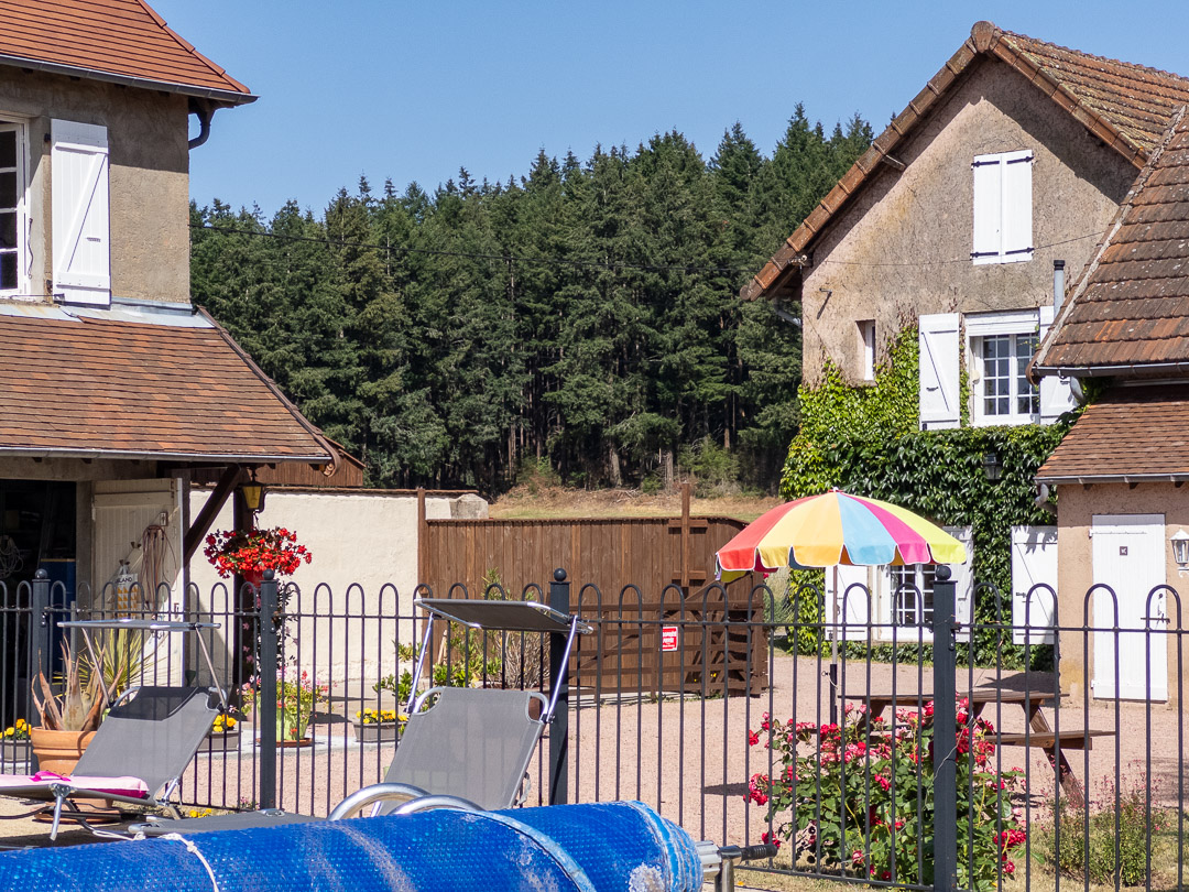 Piscine avec deuxième maison indépendante près de Charolles.