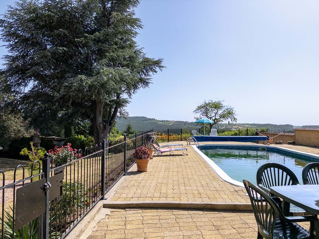 Piscine chauffée d'une propriété familiale près de Charolles.