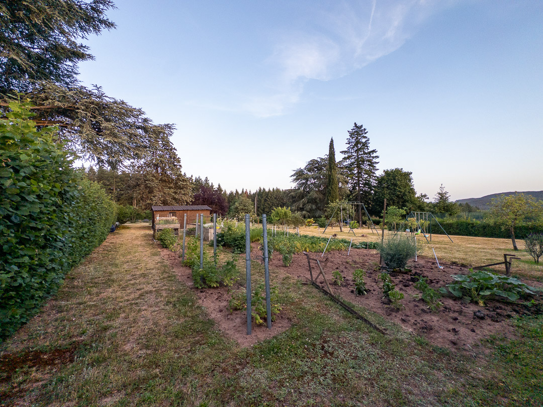 Potager, parc arboré et vue dégagée dans une propriété familiale avec gîte à Ozolles près de Charolles.
