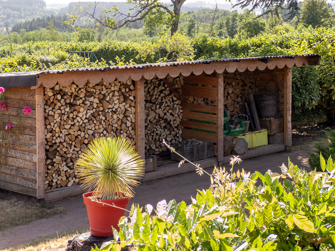 Abri à bois dans le jardin d'une propriété familiale de caractère en Bourgogne du Sud.
