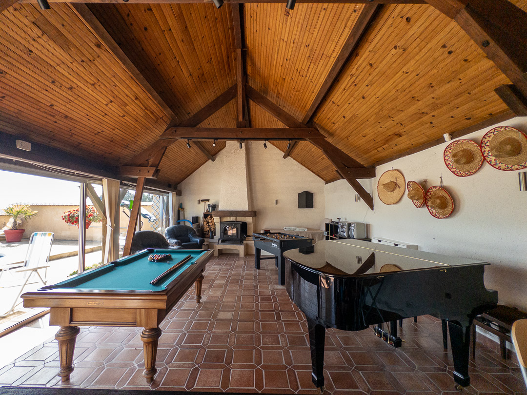 Salle de réception avec billard, piano et cheminée dans une propriété près de Charolles.