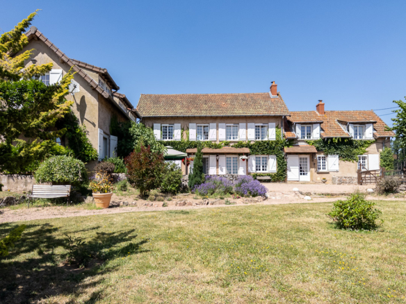 Vue générale d'une propriété familiale avec jardin près de Charolles.