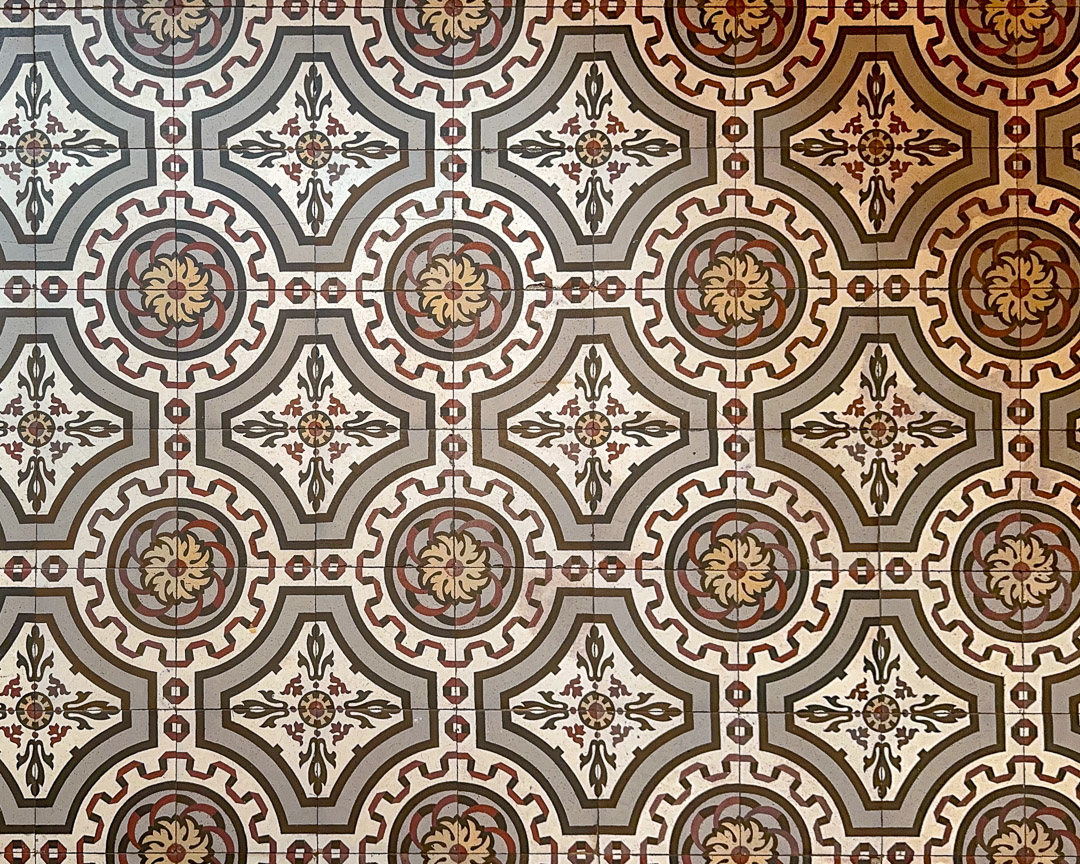 Carreaux de ciment Perrusson dans une maison bourgeoise du XVIIIᵉ siècle en Clunisois.