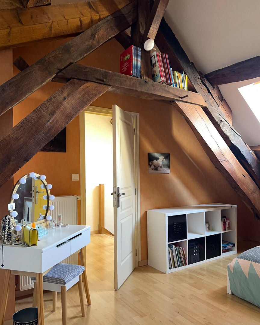 Charpente ancienne apparente dans une chambre aménagée sous les combles d'une maison de caractère à Cortevaix, entre Cluny et Salornay-sur-Guye.