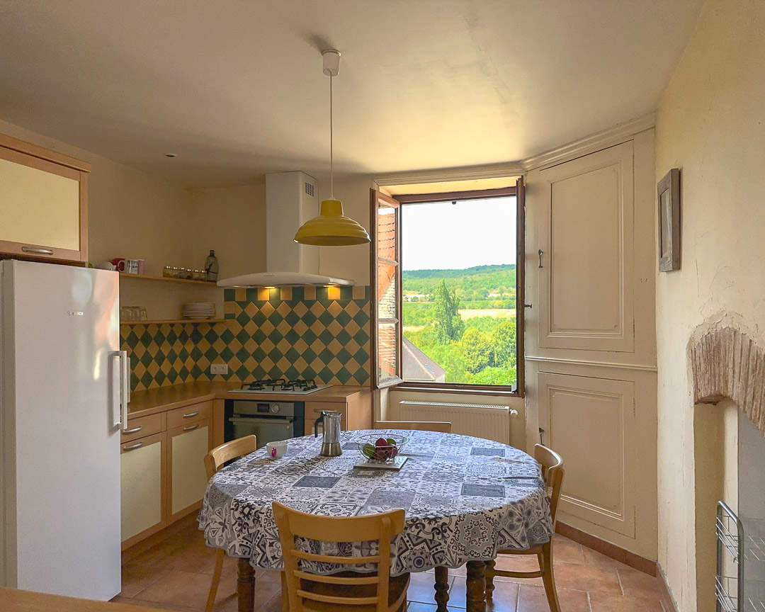 Cuisine lumineuse d'une maison de caractère avec vue sur les collines du Clunisois, entre Cluny et Salornay-sur-Guye.