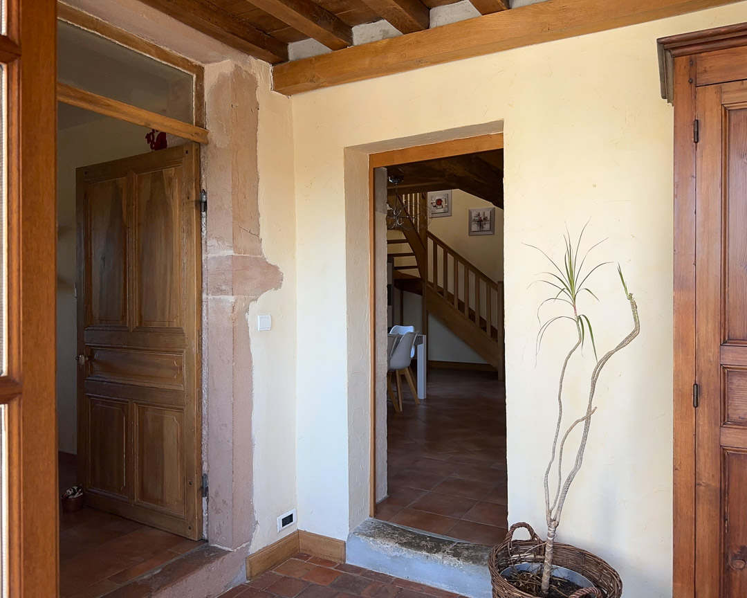 Hall d'entrée d'une maison de caractère en pierre à Cortevaix, entre Cluny et Salornay-sur-Guye.