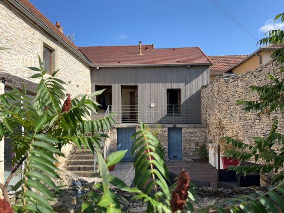 Cour close d'une maison de caractère en pierre rénovée à Cortevaix, entre Cluny et Salornay-sur-Guye.
