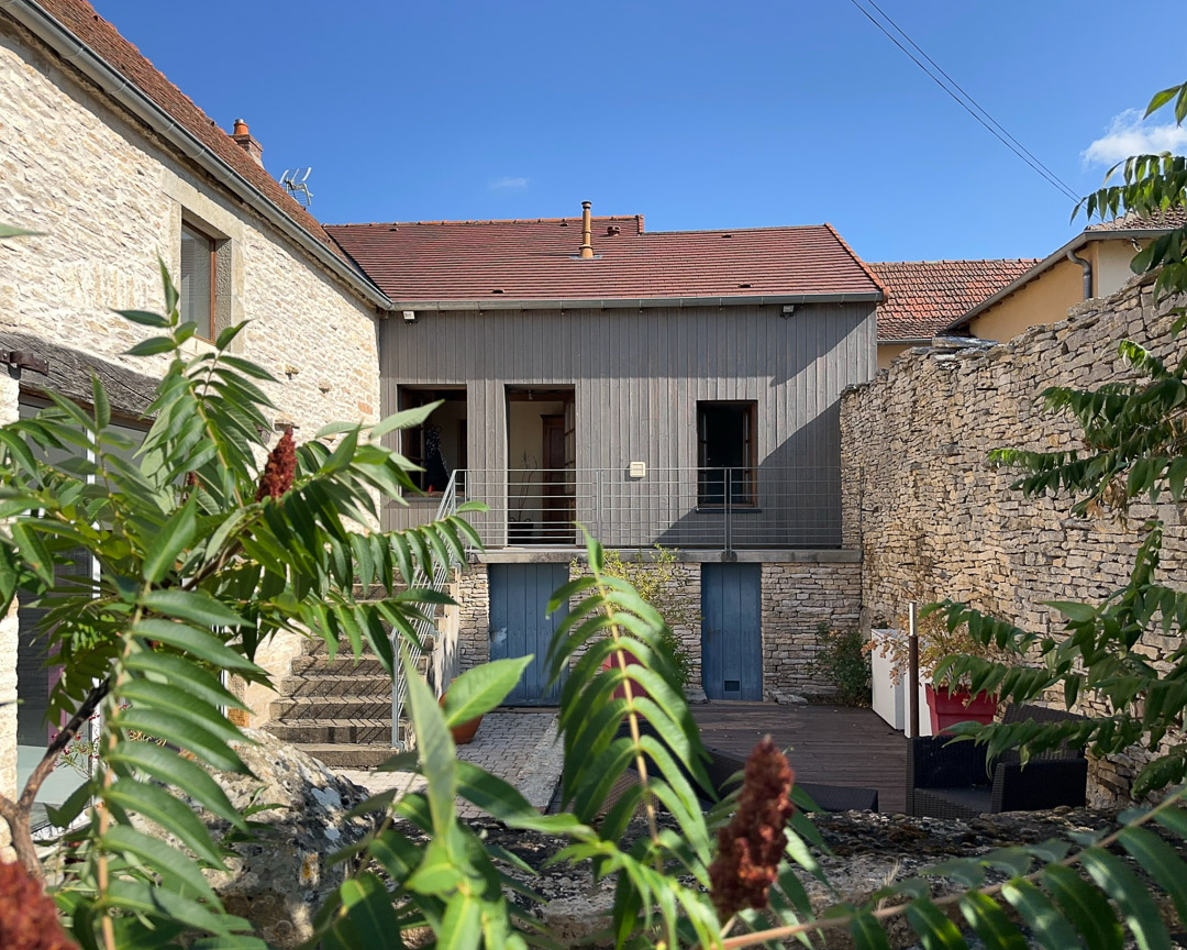 Cour close d'une maison de caractère en pierre rénovée à Cortevaix, entre Cluny et Salornay-sur-Guye.