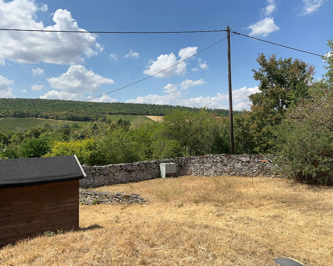 Terrain d'agrément clos de murs avec vue sur les collines du Clunisois à Cortevaix, entre Cluny et Salornay-sur-Guye.