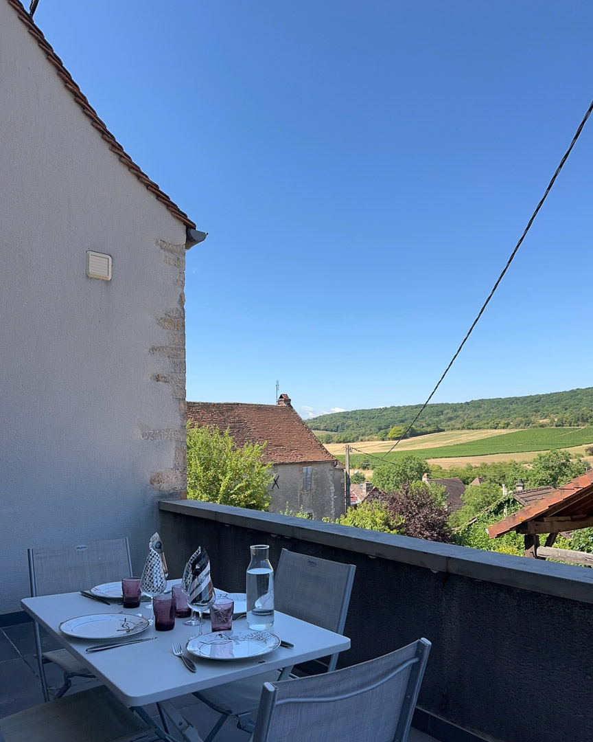 Terrasse orientée à l'ouest avec vue sur les collines du Clunisois, dans une maison de caractère située entre Cluny et Salornay-sur-Guye.
