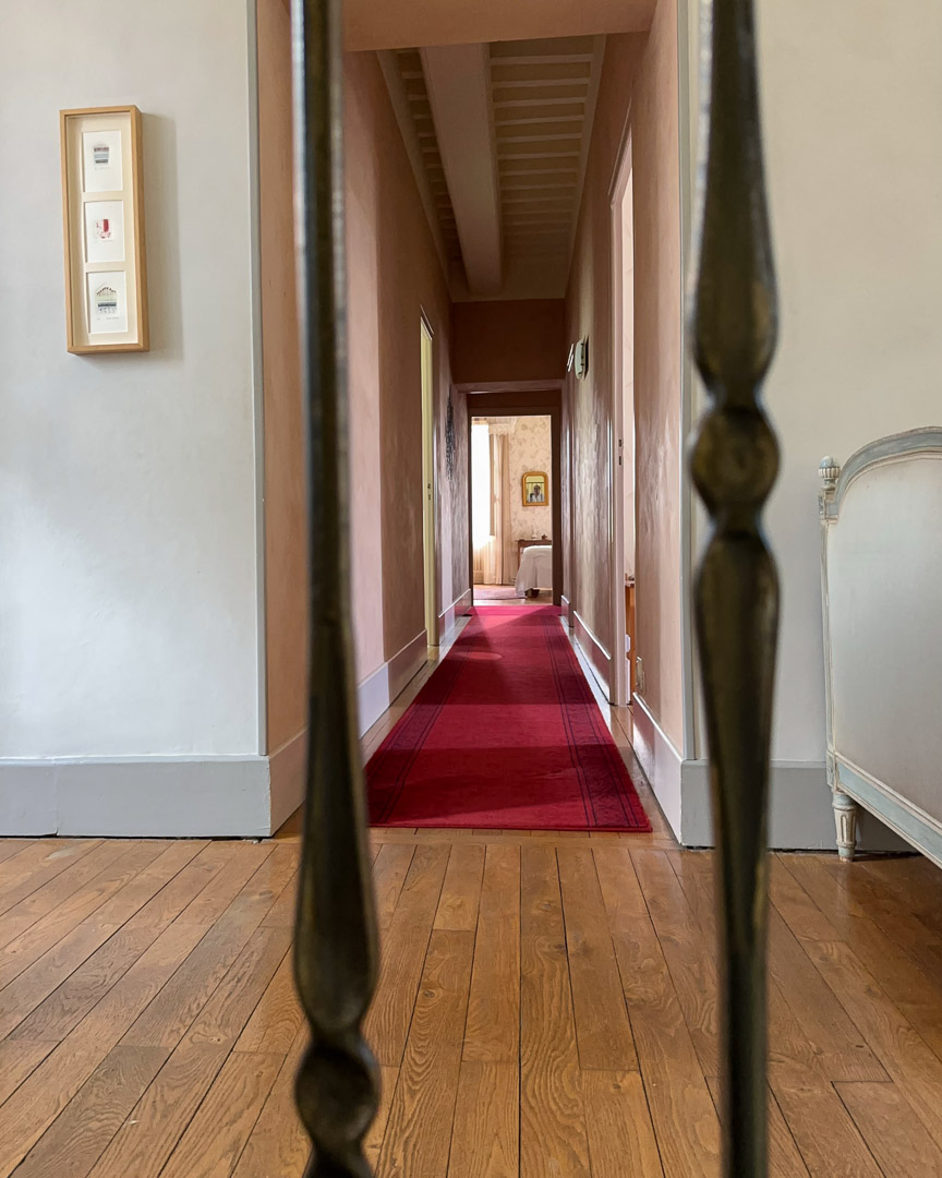 Couloir desservant les chambres d'une maison bourgeoise du XVIIIᵉ siècle en Clunisois.