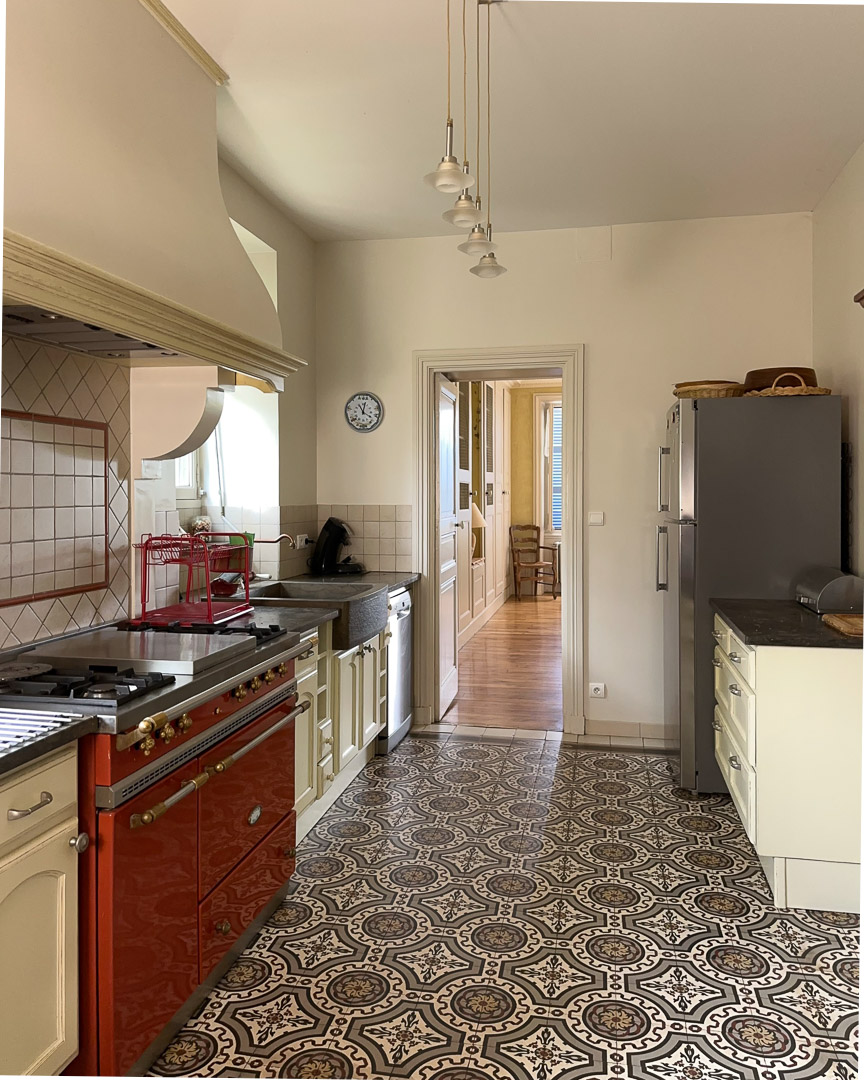 Cuisine familiale d'une maison bourgeoise du XVIIIᵉ siècle avec carreaux de ciment Perrusson dans le Clunisois.