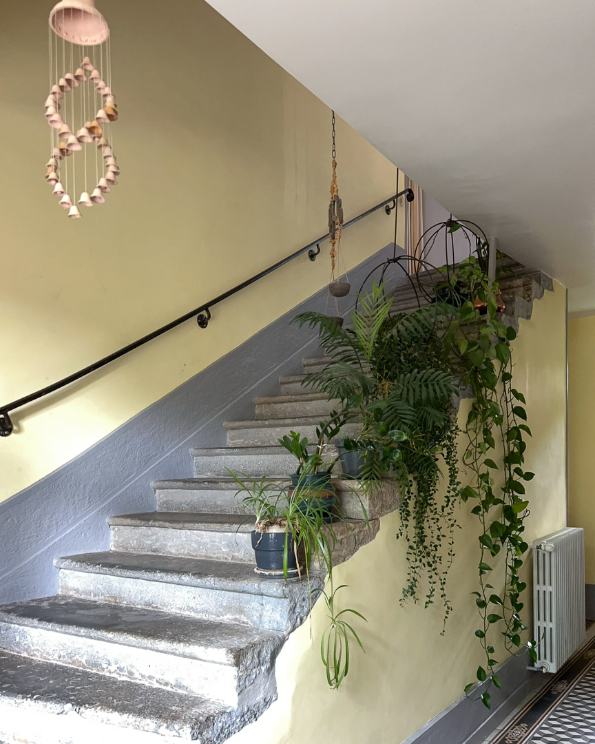 Escalier en pierre dans une maison bourgeoise du XVIIIᵉ siècle en Clunisois