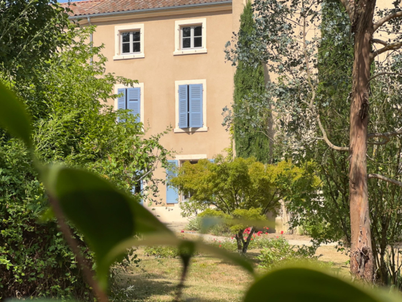 Façade principale d'une maison bourgeoise du XVIIIᵉ siècle avec volets bleus dans le Clunisois.