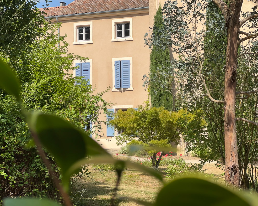 Façade principale d'une maison bourgeoise du XVIIIᵉ siècle avec volets bleus dans le Clunisois.