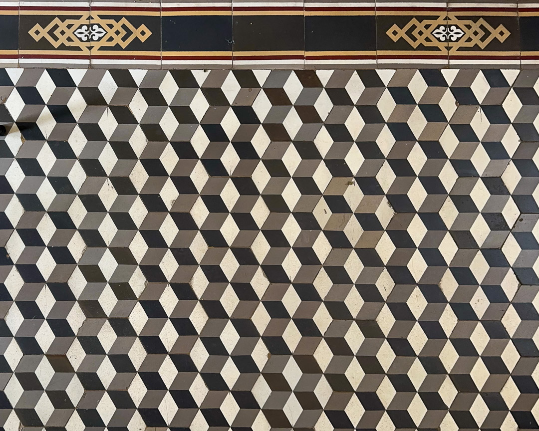 Carreaux de ciment Perrusson dans le hall d'entrée d'une maison bourgeoise du XVIIIᵉ siècle en Clunisois.