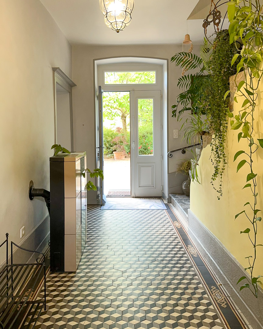 Hall d'entrée d'une maison bourgeoise du XVIIIᵉ siècle avec escalier en pierre dans le Clunisois.