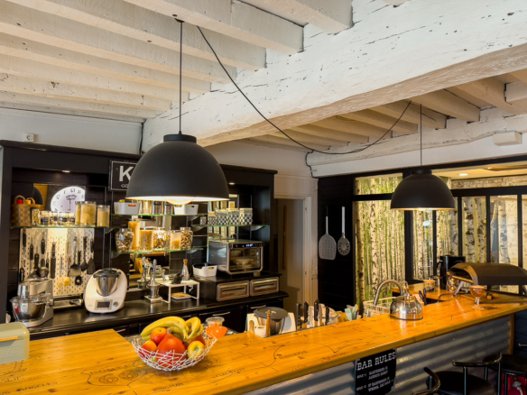 Bar central en bois massif dans la cuisine d'une maison de caractère de 1815 à Laives