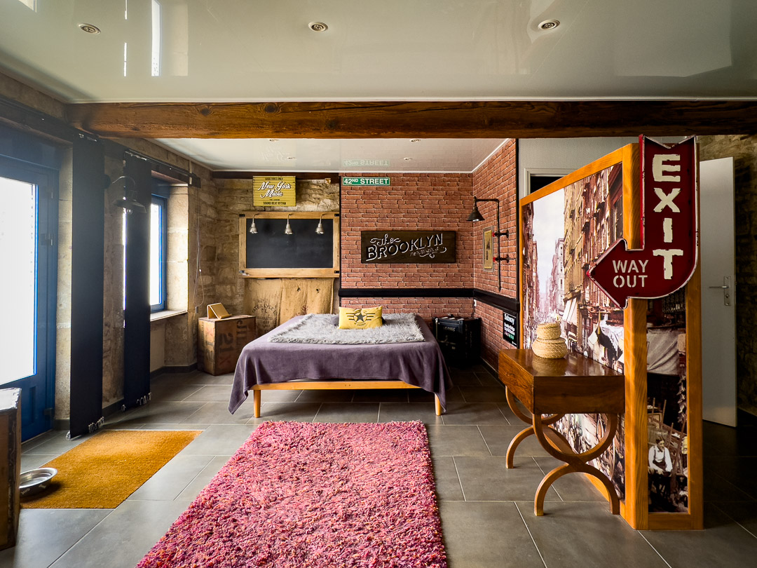 Chambre de plain-pied avec entrée indépendante et toilettes séparées dans une maison de caractère de 1815 à Laives