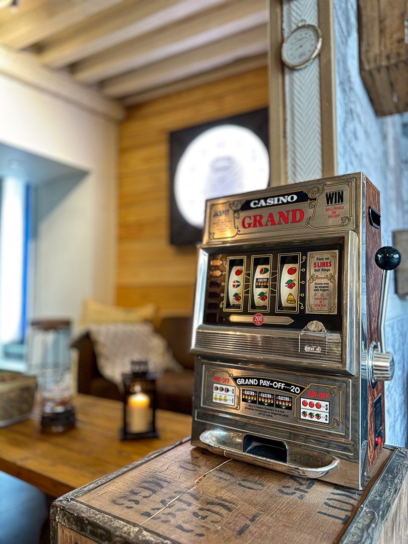 Jukebox décoratif dans la grande pièce de vie d'une maison de caractère de 1815 à Laives
