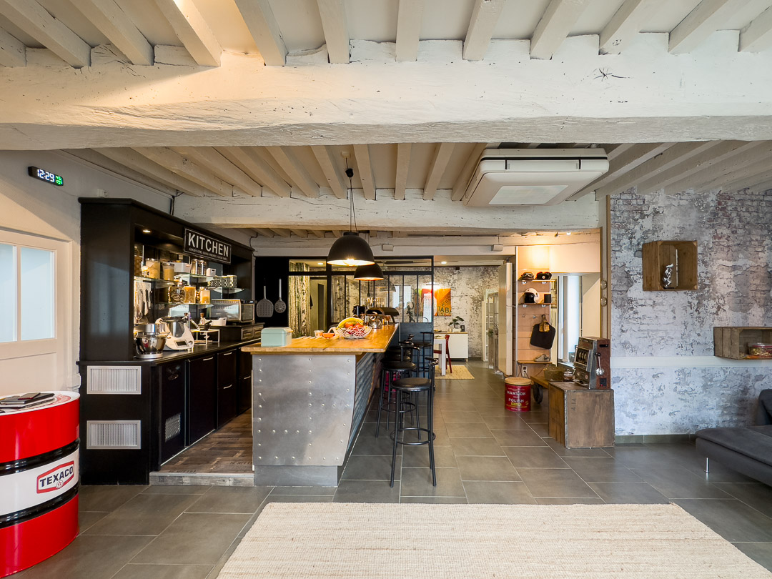 Cuisine ouverte de plus de 75 m² avec bar central dans une maison de caractère de 1815 à Laives