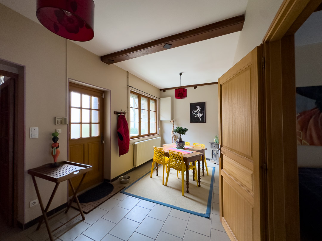Pièce de liaison pouvant servir de salle à manger ou de hall d'entrée entre la maison principale et le studio indépendant à Laives