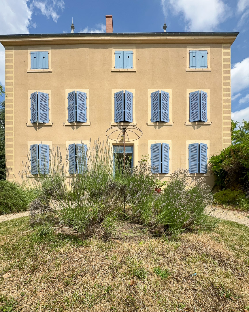 Façade principale d'une maison bourgeoise du XVIIIᵉ siècle avec jardin clos dans le Clunisois en Bourgogne du Sud.