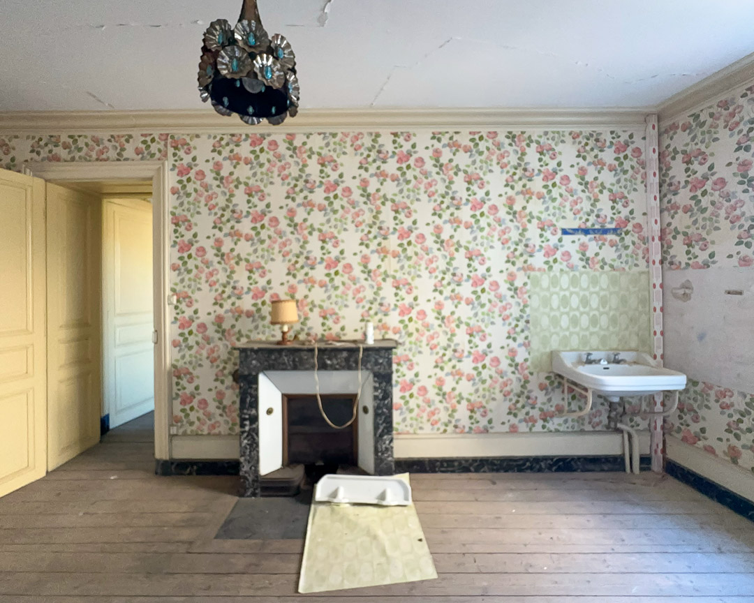 Chambre à rénover avec cheminée en marbre dans une ancienne demeure bourgeoise à Tramayes.
