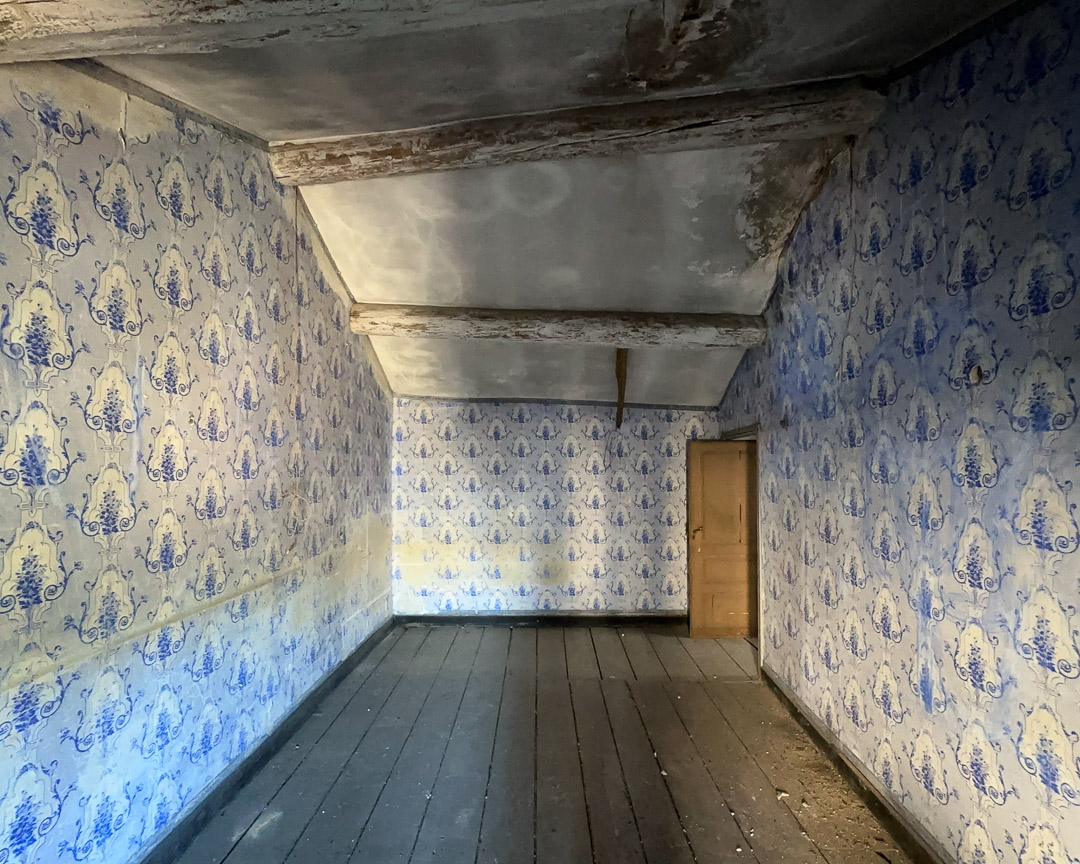 Chambre à rénover avec poutres apparentes dans une demeure bourgeoise à Tramayes.