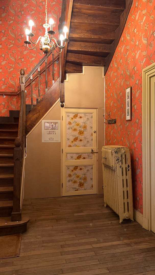Escalier principal en bois desservant les différents niveaux d'une ancienne demeure bourgeoise à Tramayes.