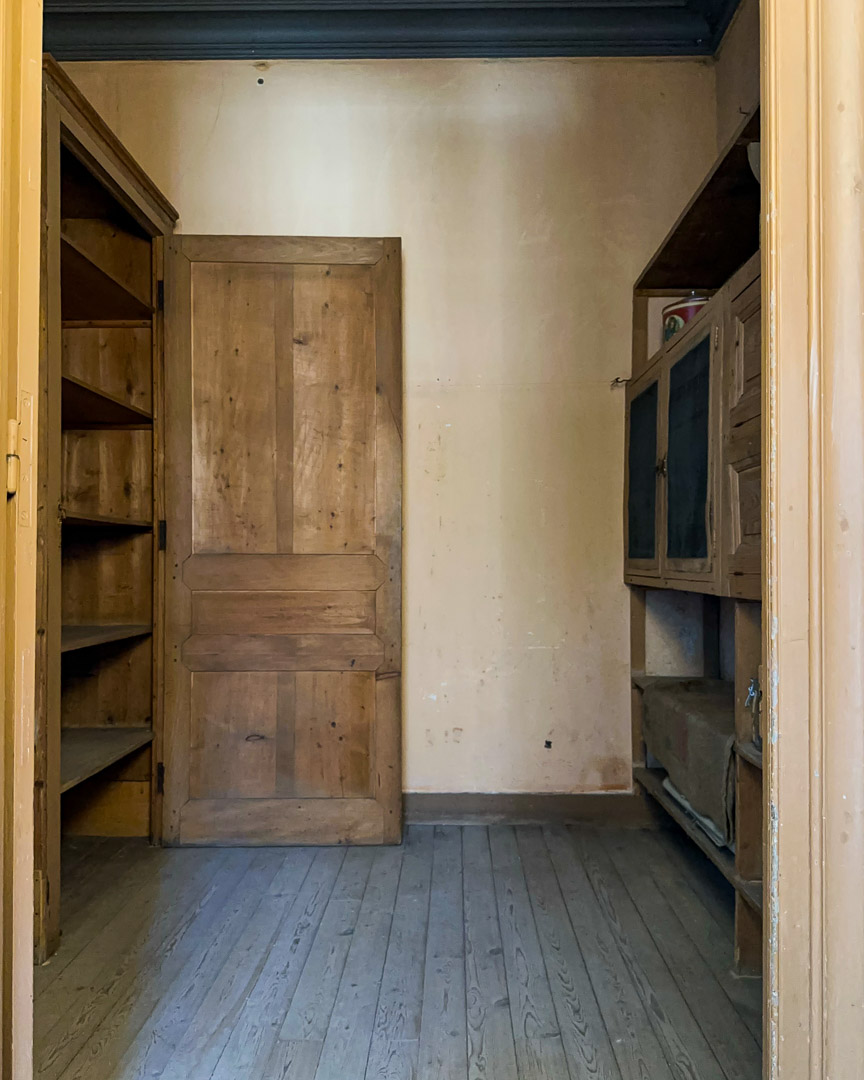 Ancien office avec placards en bois et menuiseries d'origine dans une demeure bourgeoise à Tramayes.