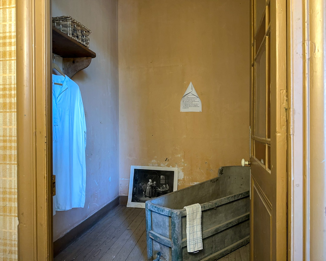 Ancienne pièce avec baignoire en bois dans une demeure bourgeoise à Tramayes.