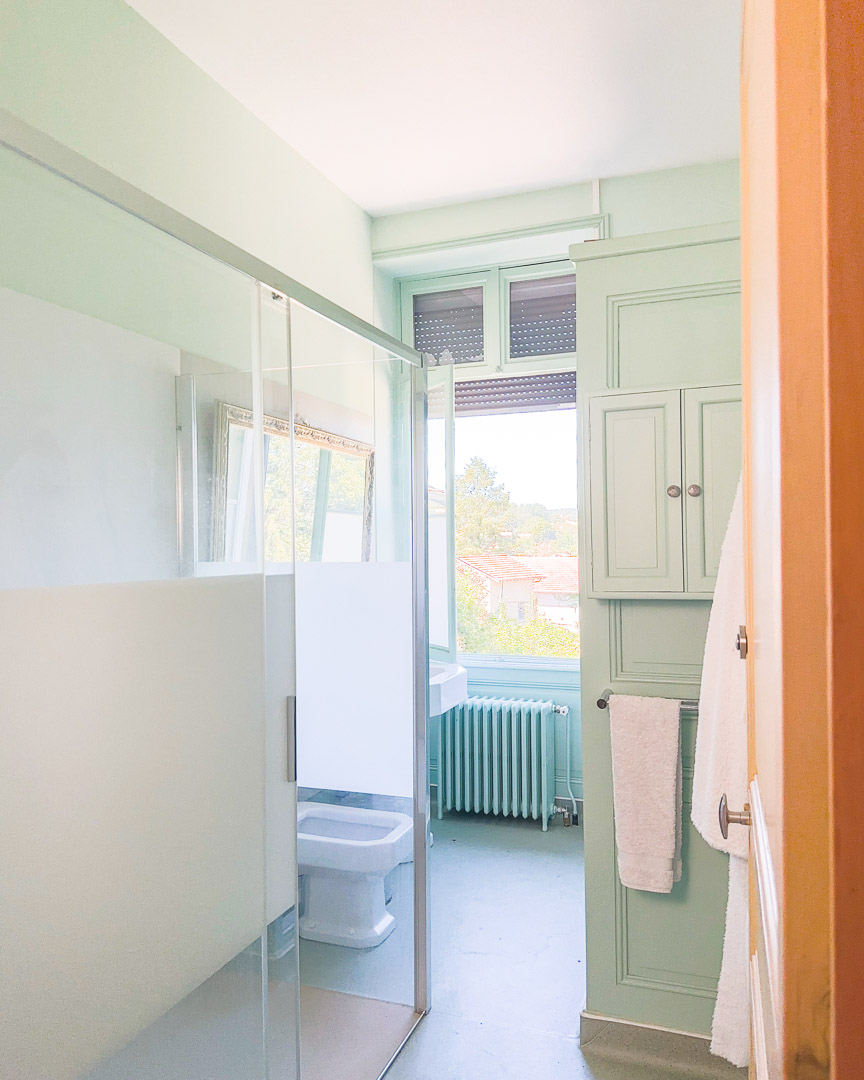 Salle d'eau rénovée avec grande fenêtre et vue sur la vallée dans une demeure bourgeoise à Tramayes.