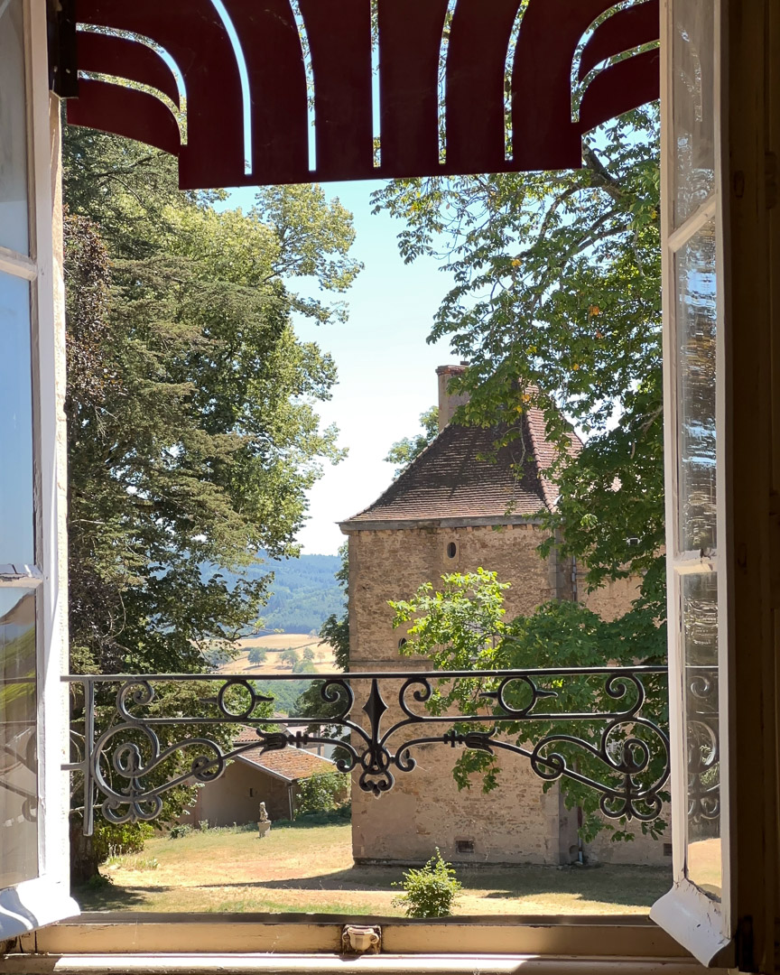 Fenêtre d'une demeure bourgeoise ouvrant sur le parc du château de Tramayes.