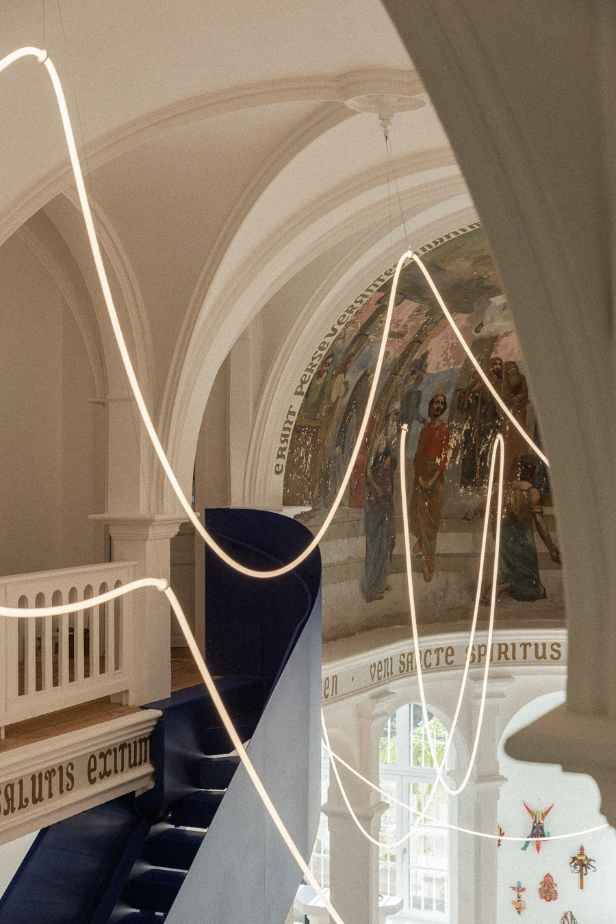 Voûtes, décor peint, suspension lumineuse et escalier bleu contemporain dans une ancienne chapelle du quartier Boutonnet à Montpellier.