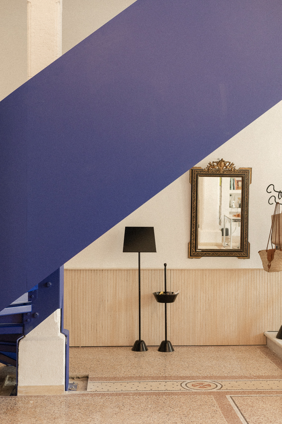 Grand escalier bleu contemporain traversant en diagonale l’intérieur d’une ancienne chapelle réhabilitée à Montpellier.