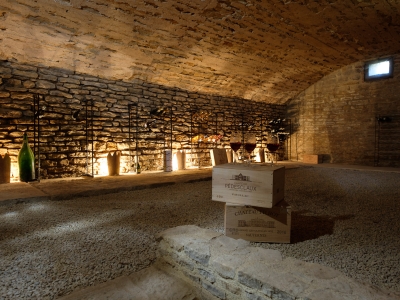Grande cave à vin voûtée en pierre dans maison de caractère rénovée en Bourgogne du Sud proche Côte Chalonnaise
